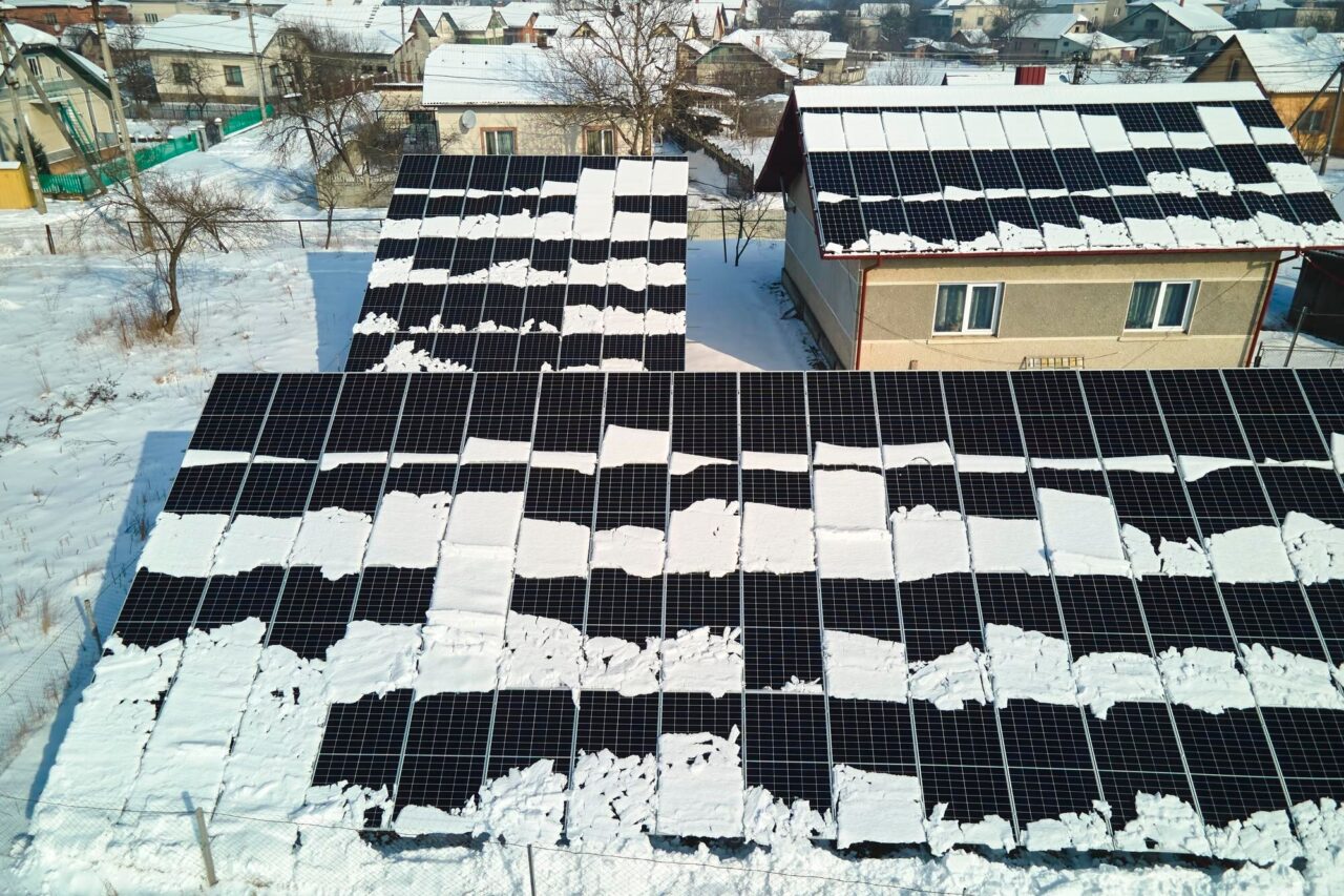 Panouri fotovoltaice pe acoperiș sau la sol? Avantaje și dezavantaje