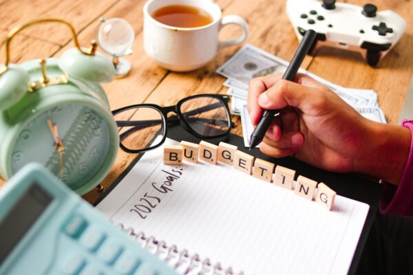 Cum folosești regula 50/30/20 pentru gestionarea banilor
