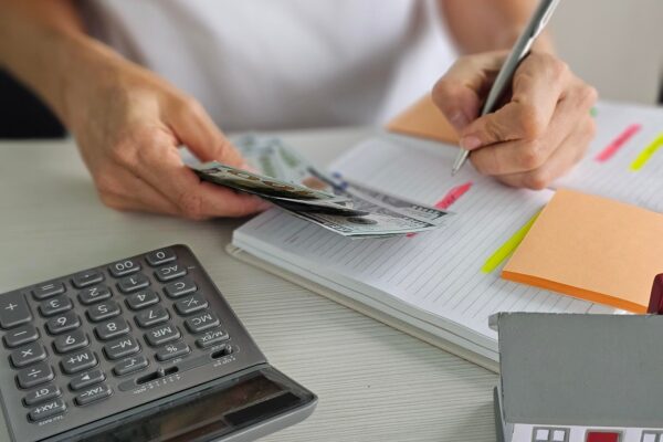 Cum îți urmărești cheltuielile fără să notezi fiecare cumpărătură