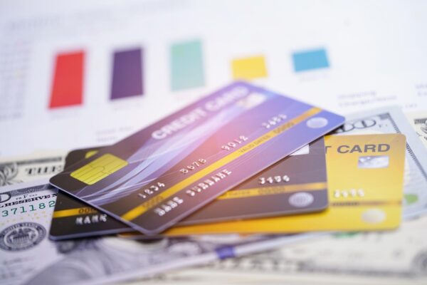 Card de debit sau card de credit: care este diferența
