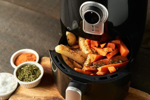 Cum alegi un air fryer în funcție de capacitate și putere