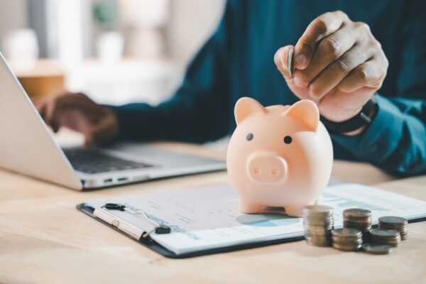 Ce diferență este între a economisi și a investi