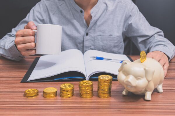 Economisire sau investiții: cum împarți banii între cele două