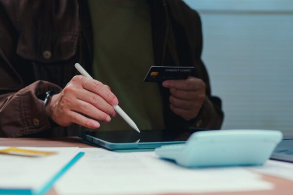 Ce verifici la un card de credit înainte să îl folosești pentru cumpărături