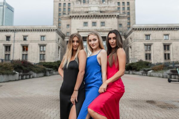 Rochii pentru o petrecere de seară: cum alegi între simplu și strălucitor
