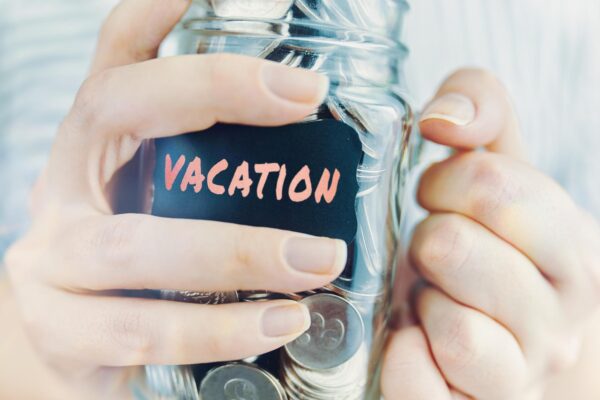 Cum economisești pentru vacanță fără să dezechilibrezi bugetul