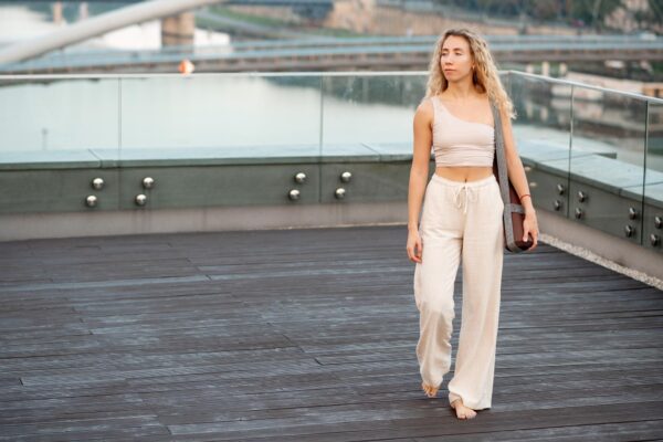 Pantalonii albi: ce materiale și ce lenjerie merită alese cu atenție